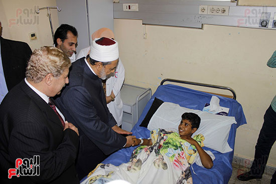 صور شيخ الأزهر والمفتى يزوران مصابى حادث الروضة بمستشفيات الإسماعيلية (1)