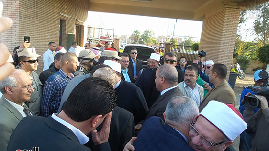 صور شيخ الأزهر ووزير الأوقاف ومفتى الجمهورية يصلون الإسماعيلية لزيارة مصابى الروضة (1)