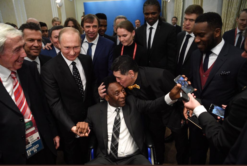 بوتين يتوسط اساطير الكرة فى العالم