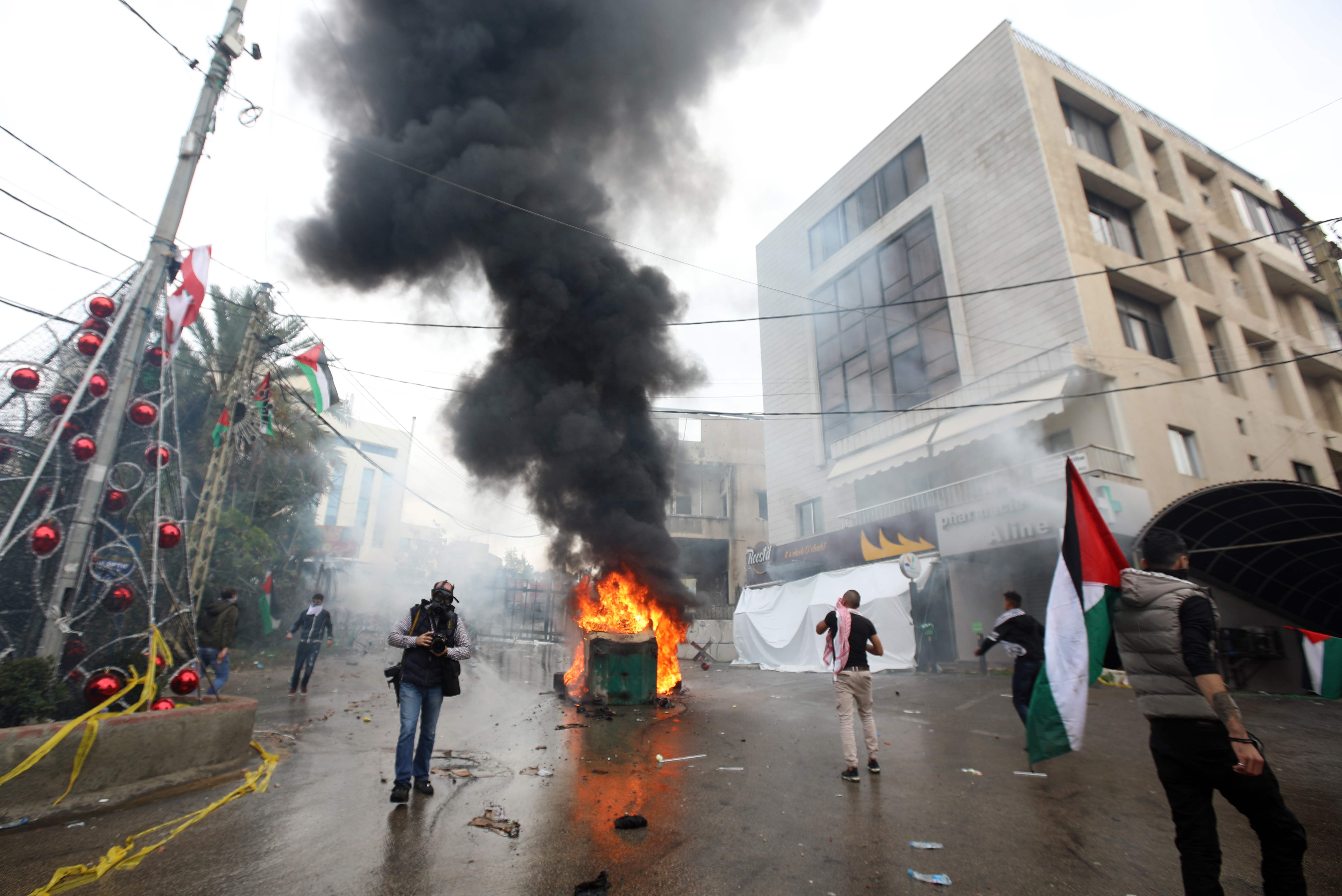 مواجهات خلال تظاهرة قرب السفارة الأمريكية في لبنان رفضا لقرار ترامب