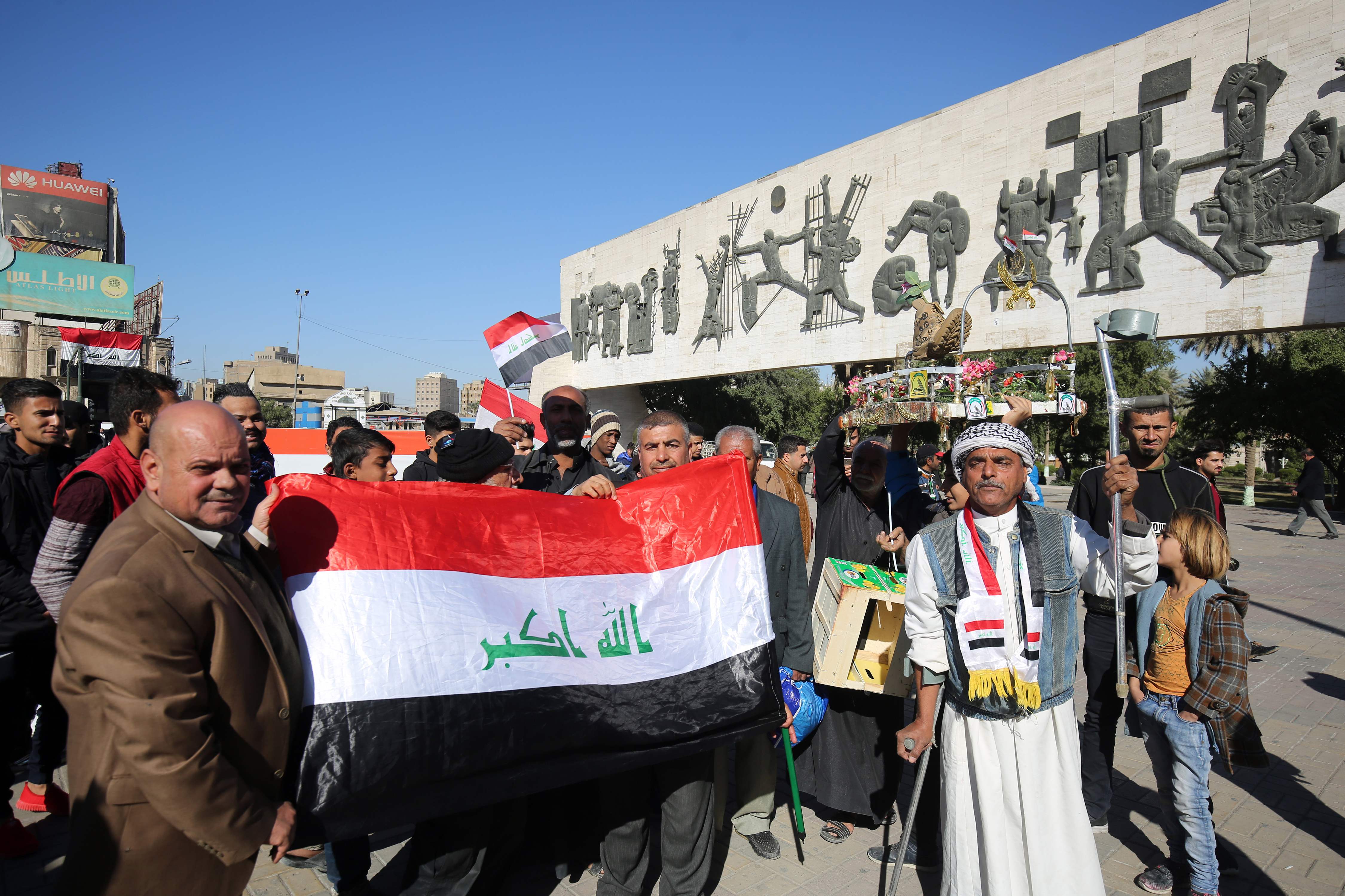 مواطنون عراقيون يرفعون علم العراق