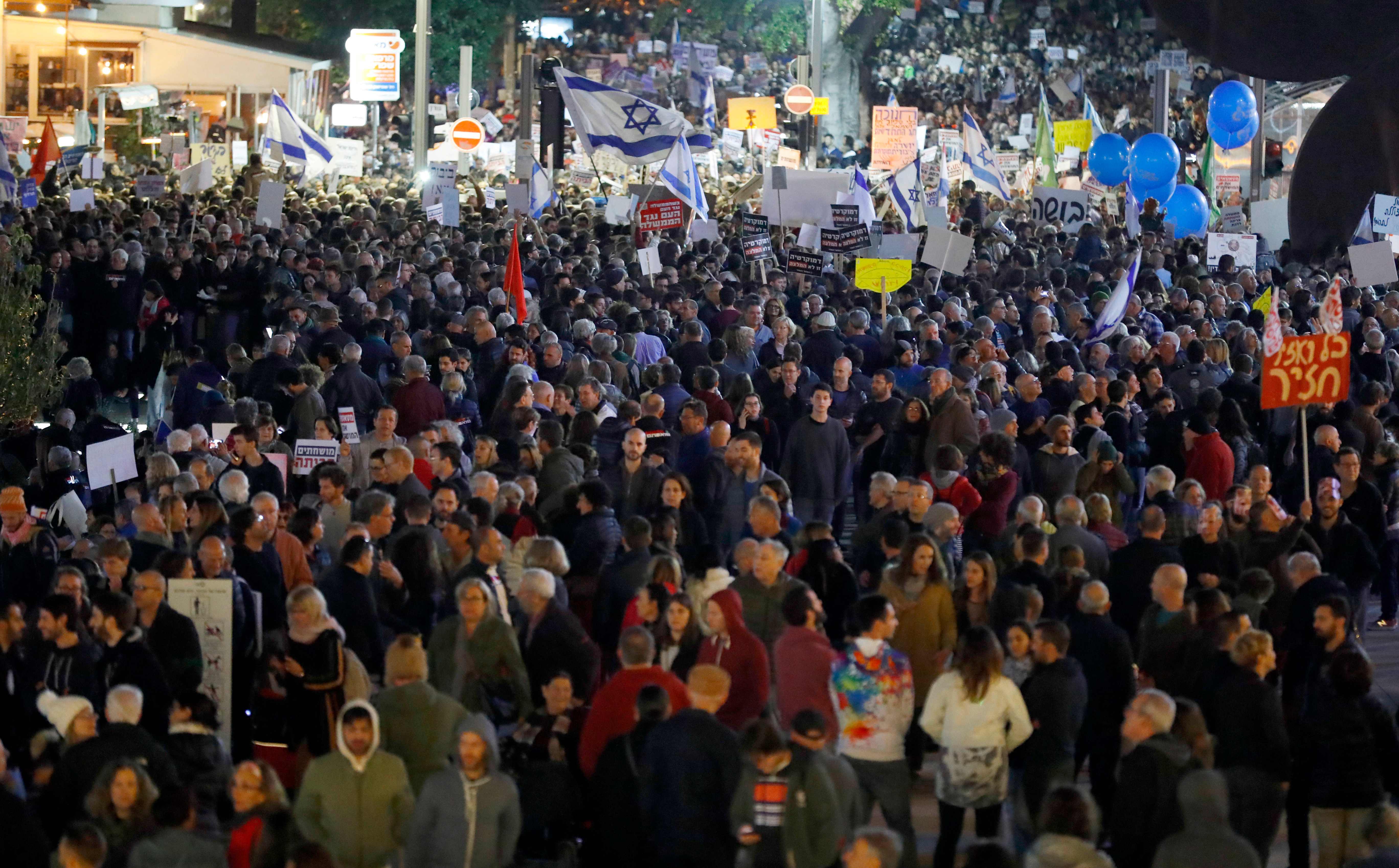 آلاف المحتجين تطالب بإقالة نتنياهو