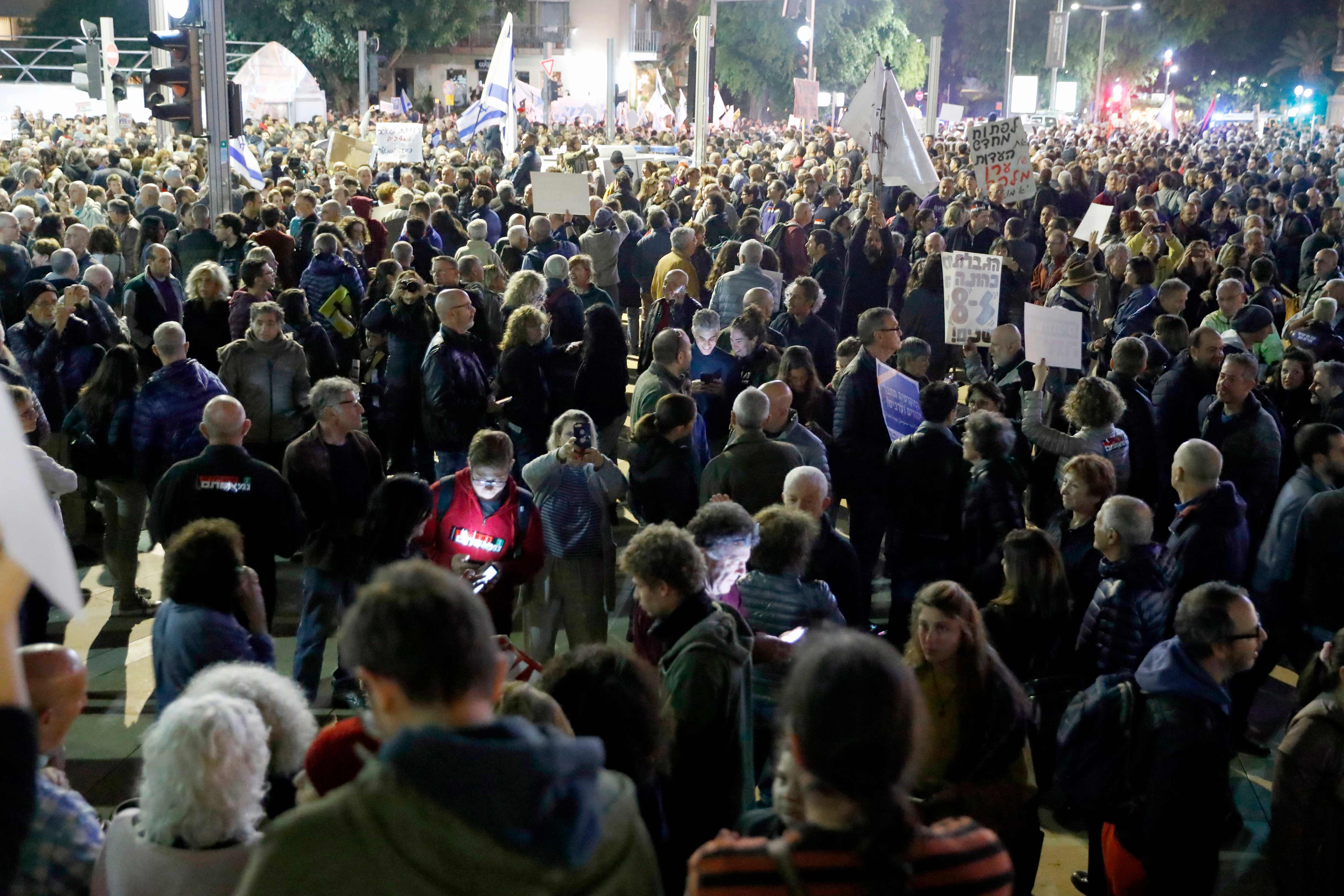 آلاف المتظاهرين  فى تل أبيب يطالبون بإقالة نتنياهو
