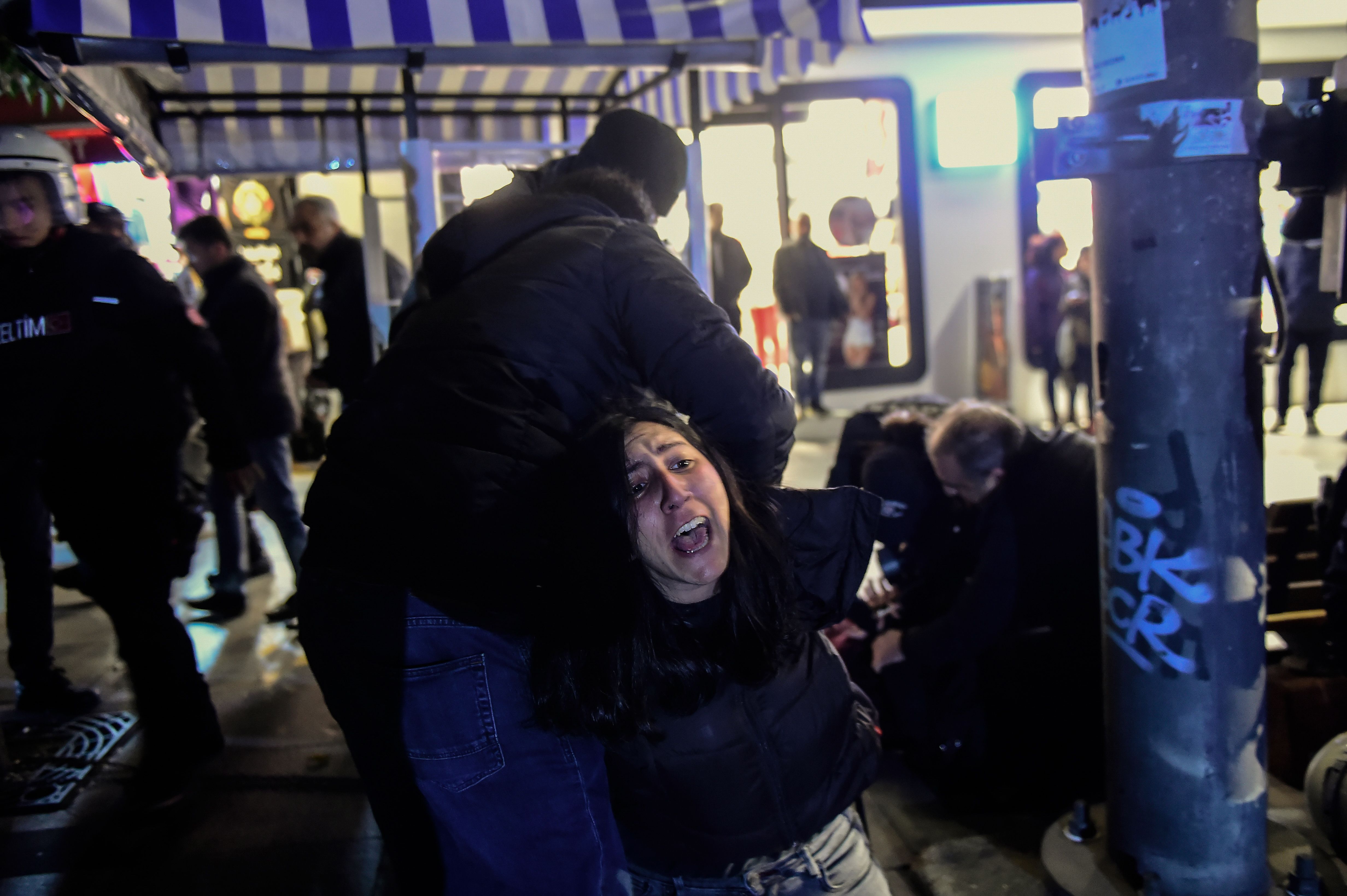 الشرطة التركية تلقى القبض على متظاهرة
