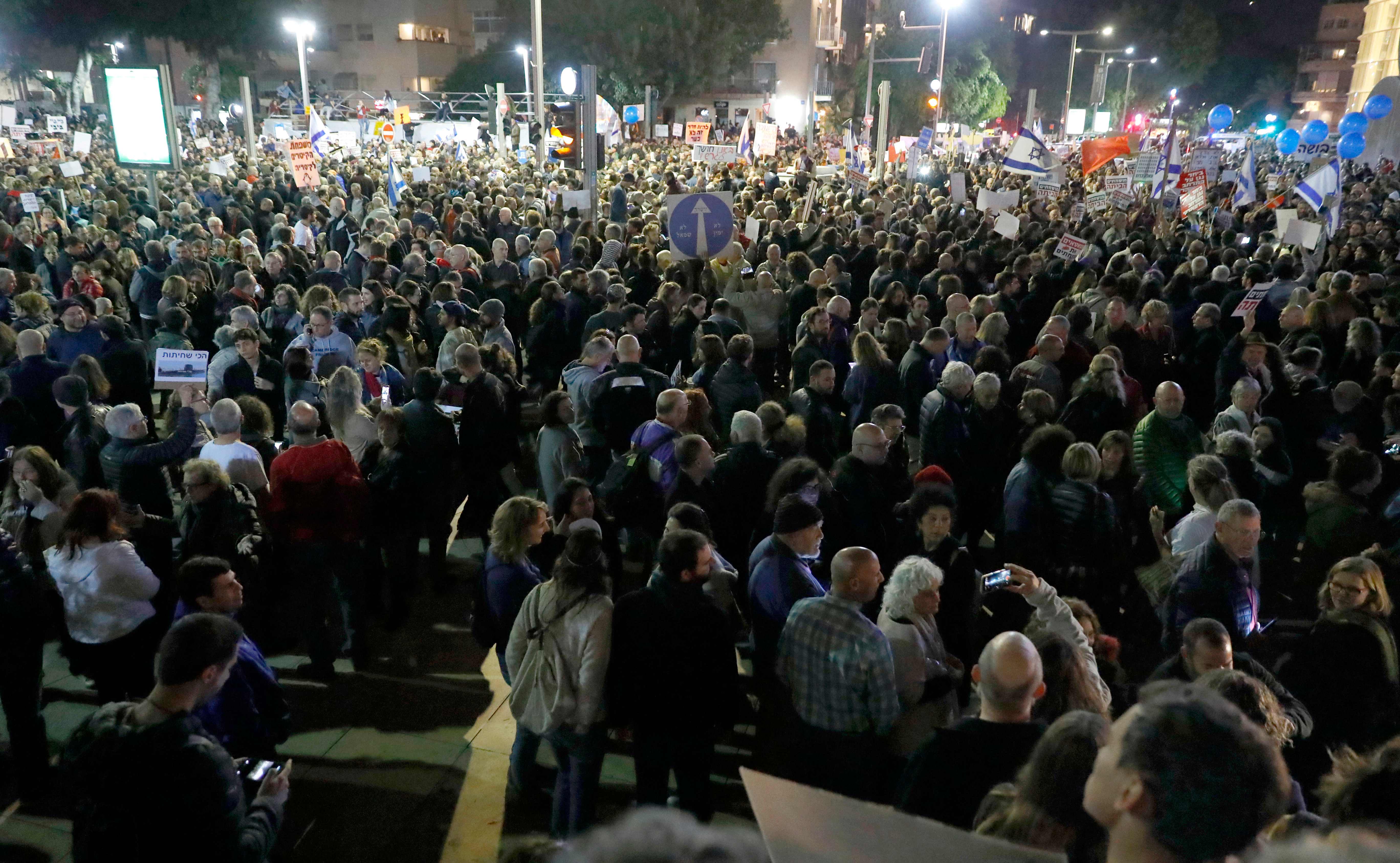 آلاف الاسرائيليين يحتجون فى تل أبيب