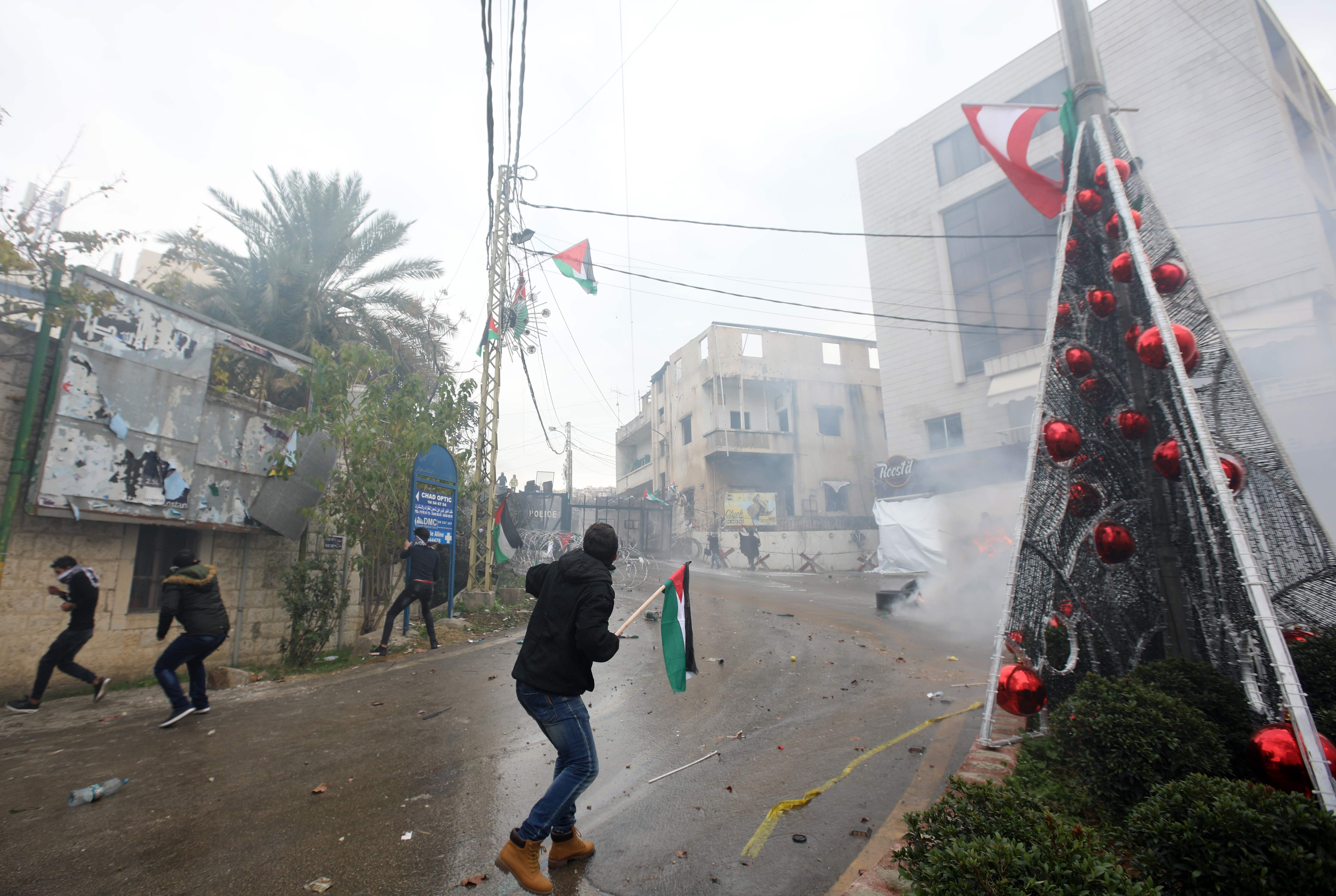 اشتباكات عنيفة بين متظاهرين والشرطة فى لبنان
