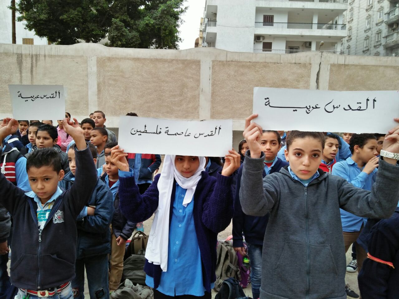 صور طالبات مدرسة العجمى الثانوية بنات يكتبن كلمة القدس بأجسادهن (3)
