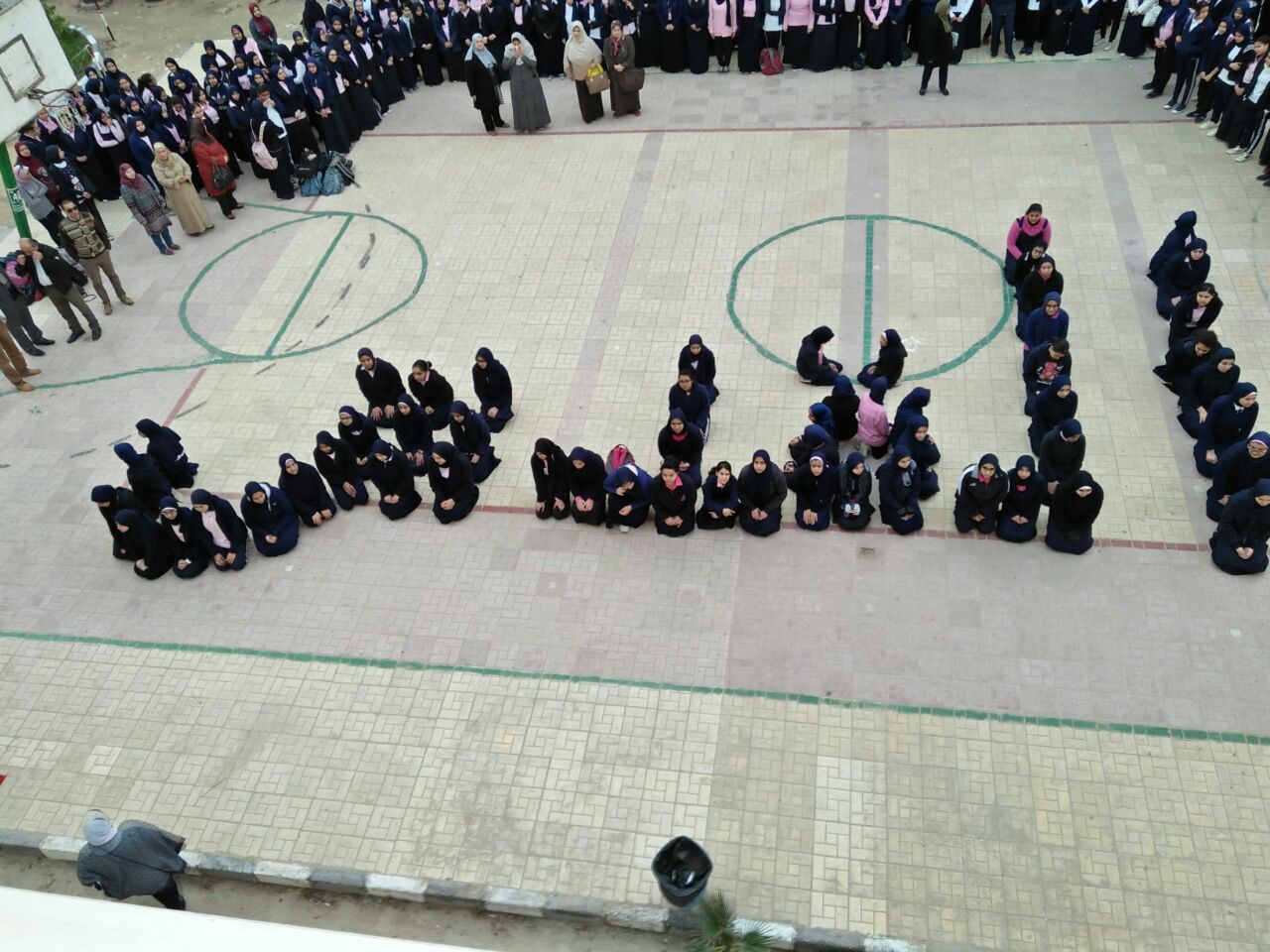 صور طالبات مدرسة العجمى الثانوية بنات يكتبن كلمة القدس بأجسادهن (2)
