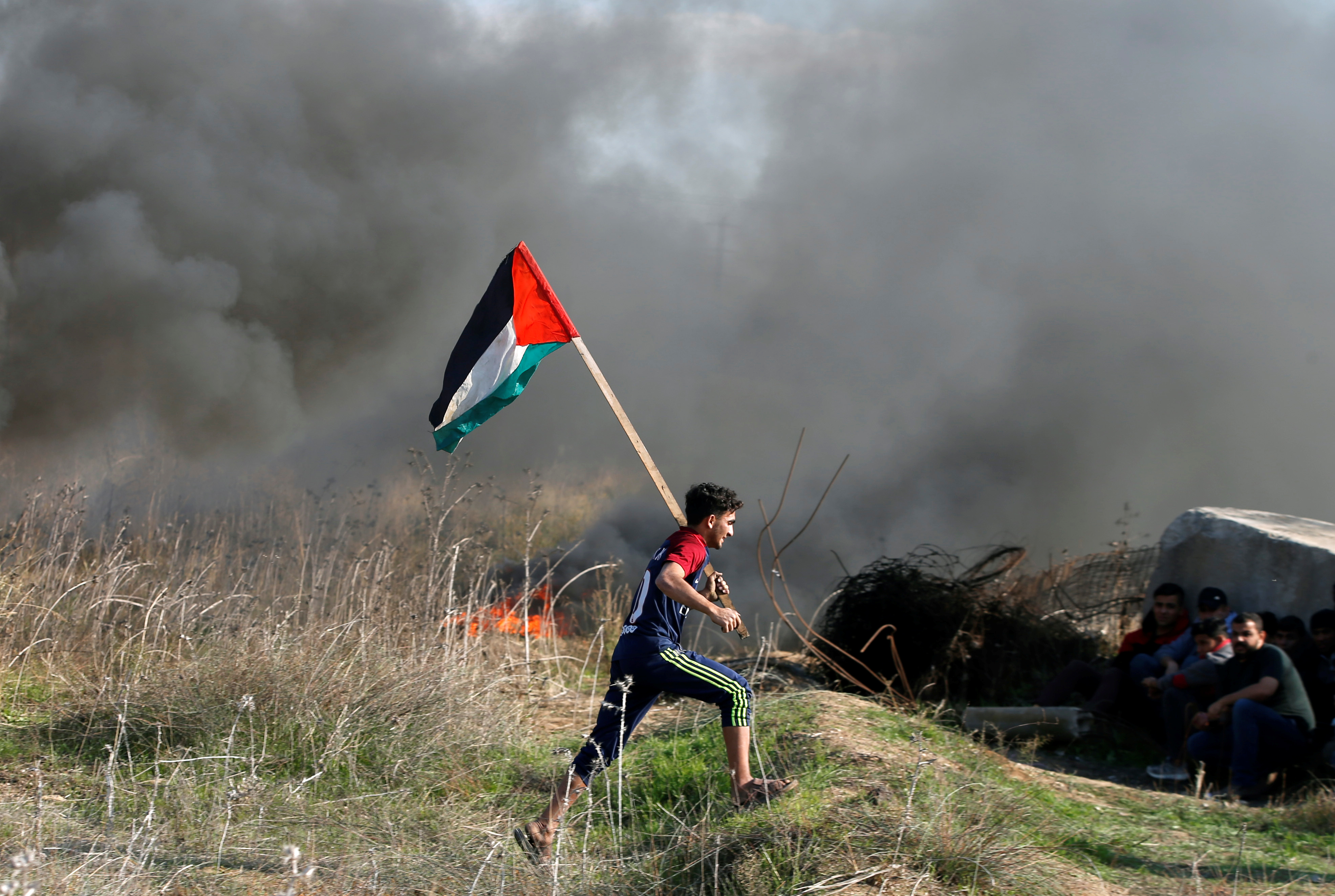 2357407-متظاهر-يحمل-علم-فلسطين