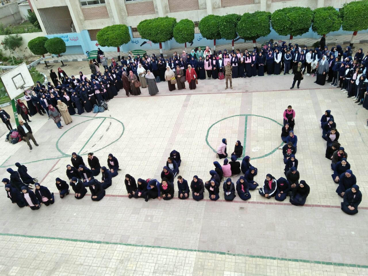 صور طالبات مدرسة العجمى الثانوية بنات يكتبن كلمة القدس بأجسادهن (1)