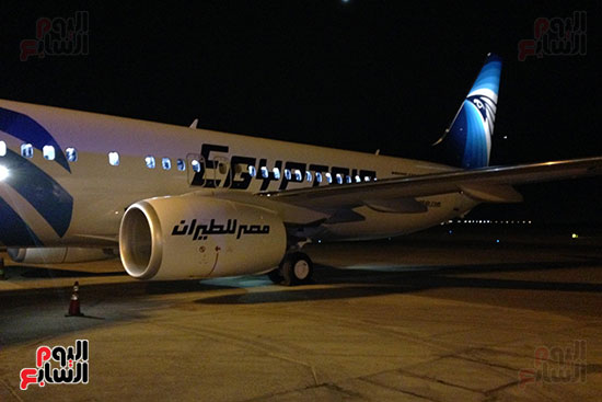وصول-الطائرة-الجديدة-لشركة-مصر-للطيران-لمطار-القاهرة-(4)