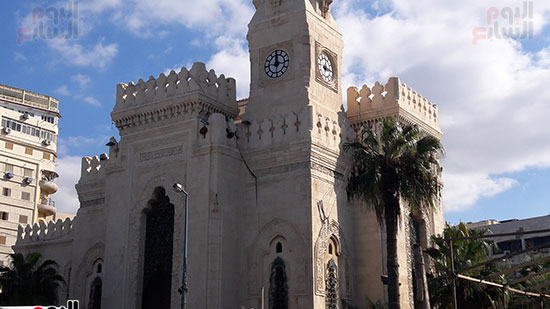 المسجد يقع بالقرب من محطة الرمل