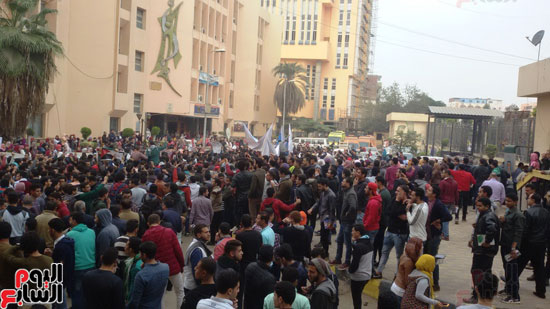 صور مظاهرات طلاب جامعة المنوفية ضد قرار ترامب (8)