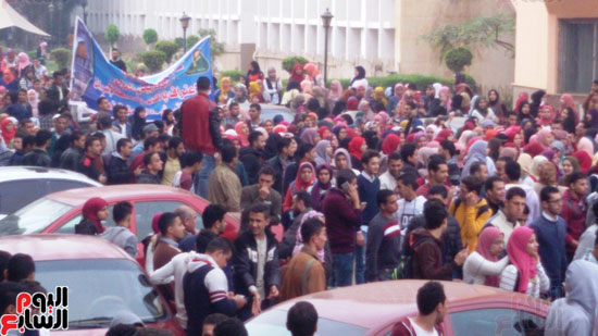 صور مظاهرات طلاب جامعة المنوفية ضد قرار ترامب (11)