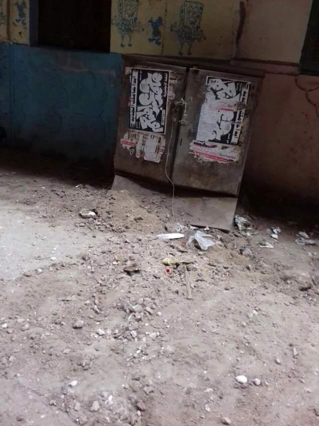  كابلات كهربائية عاريه تهدد حياة الأطفال 