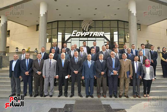 صور رئيس مصر للطيران يكرم فريق عمل صفقة الطائرات الجديدة (2)