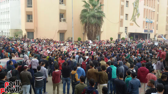 صور مظاهرات طلاب جامعة المنوفية ضد قرار ترامب (9)