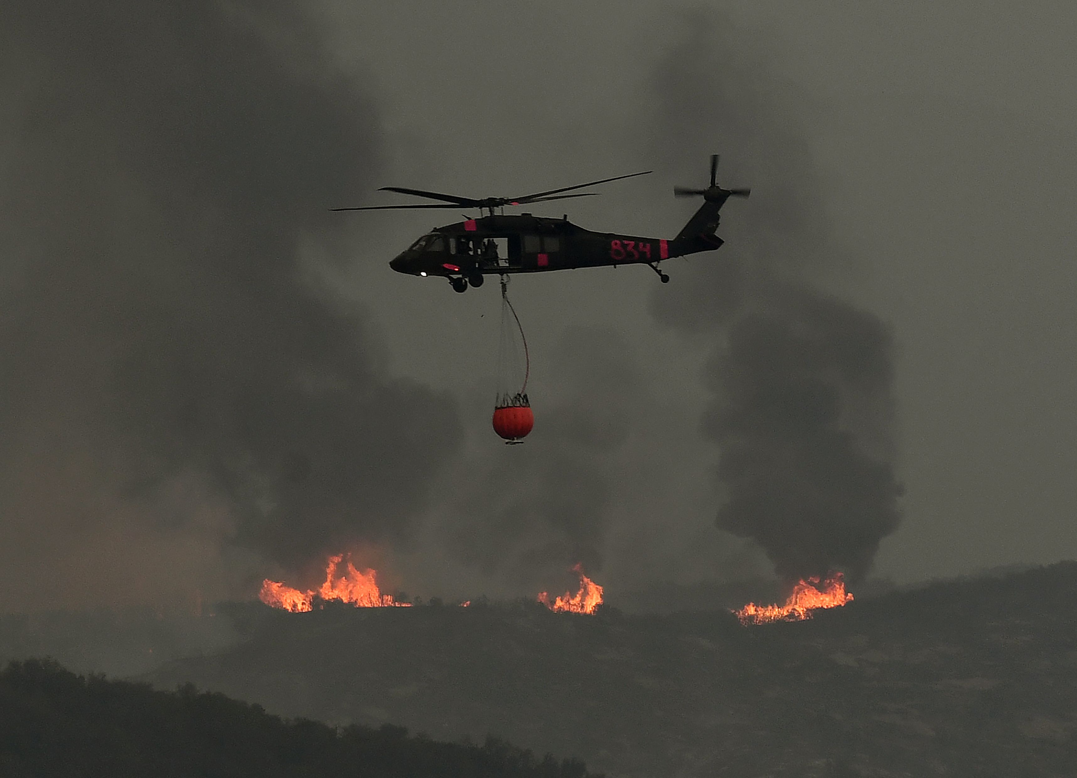 طائرة اطفاء تشارك فى عمليات السيطرة على الحرائق