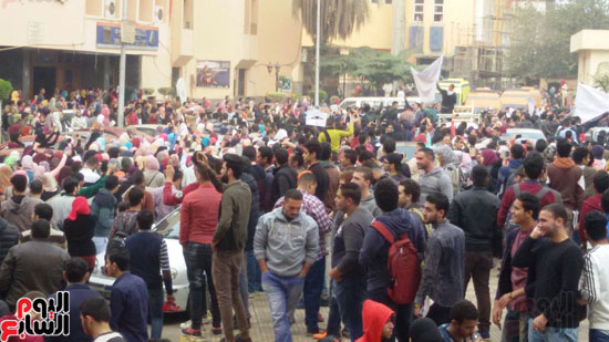 صور مظاهرات طلاب جامعة المنوفية ضد قرار ترامب (12)