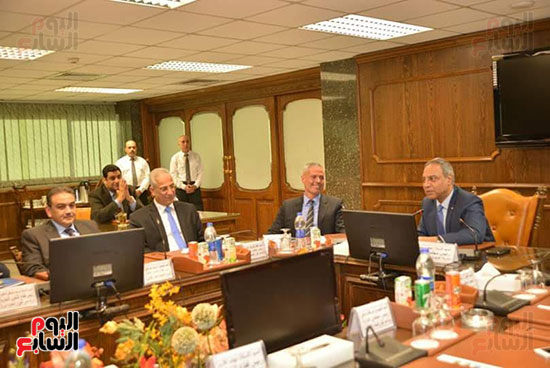 صور رئيس مصر للطيران يكرم فريق عمل صفقة الطائرات الجديدة (3)