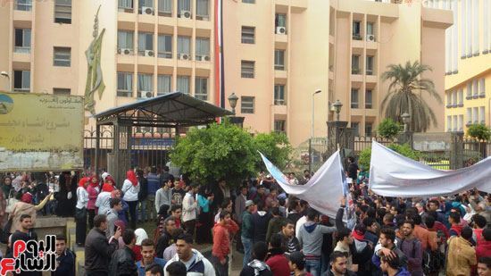 صور مظاهرات طلاب جامعة المنوفية ضد قرار ترامب (18)