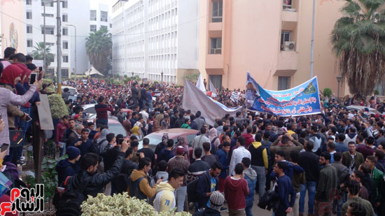 صور مظاهرات طلاب جامعة المنوفية ضد قرار ترامب (7)