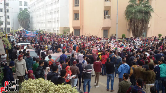 صور مظاهرات طلاب جامعة المنوفية ضد قرار ترامب (10)