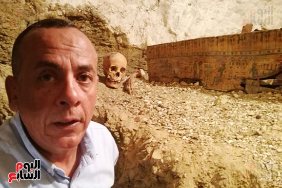 رئيس البعثة المصرية داخل المقابر الجديدة