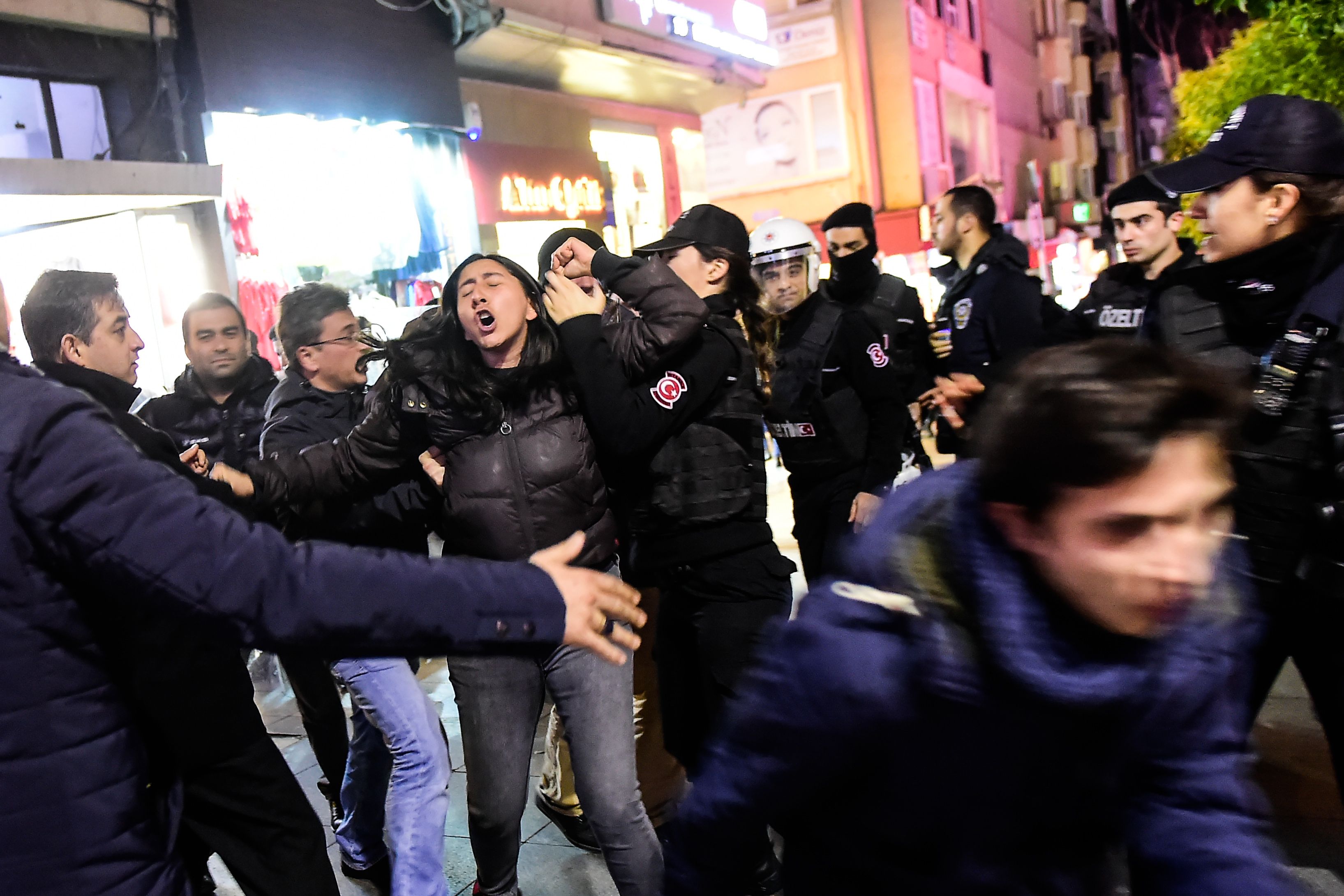 الشرطة النسائية فى تركيا تلقى القبض على إحدى المتظاهرات