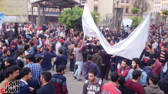صور مظاهرات طلاب جامعة المنوفية ضد قرار ترامب (15)