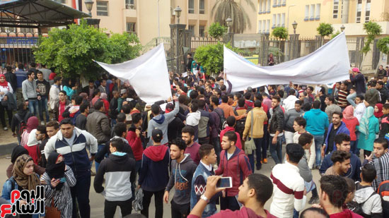 صور مظاهرات طلاب جامعة المنوفية ضد قرار ترامب (17)