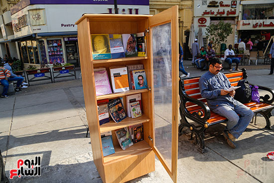 مكتبة الشارع ـ تصوير كريم عبدالعزيز 