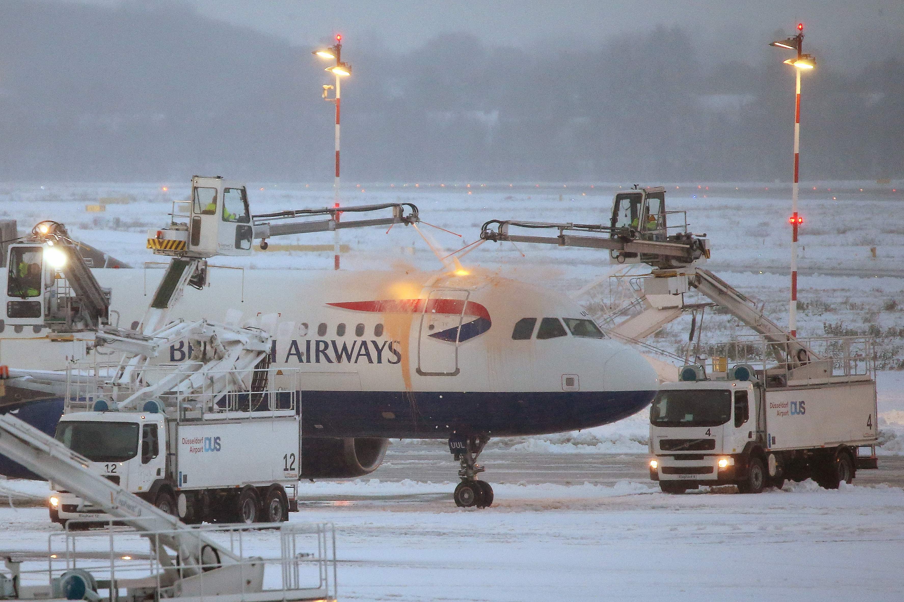 الثلوج في مطار بألمانيا