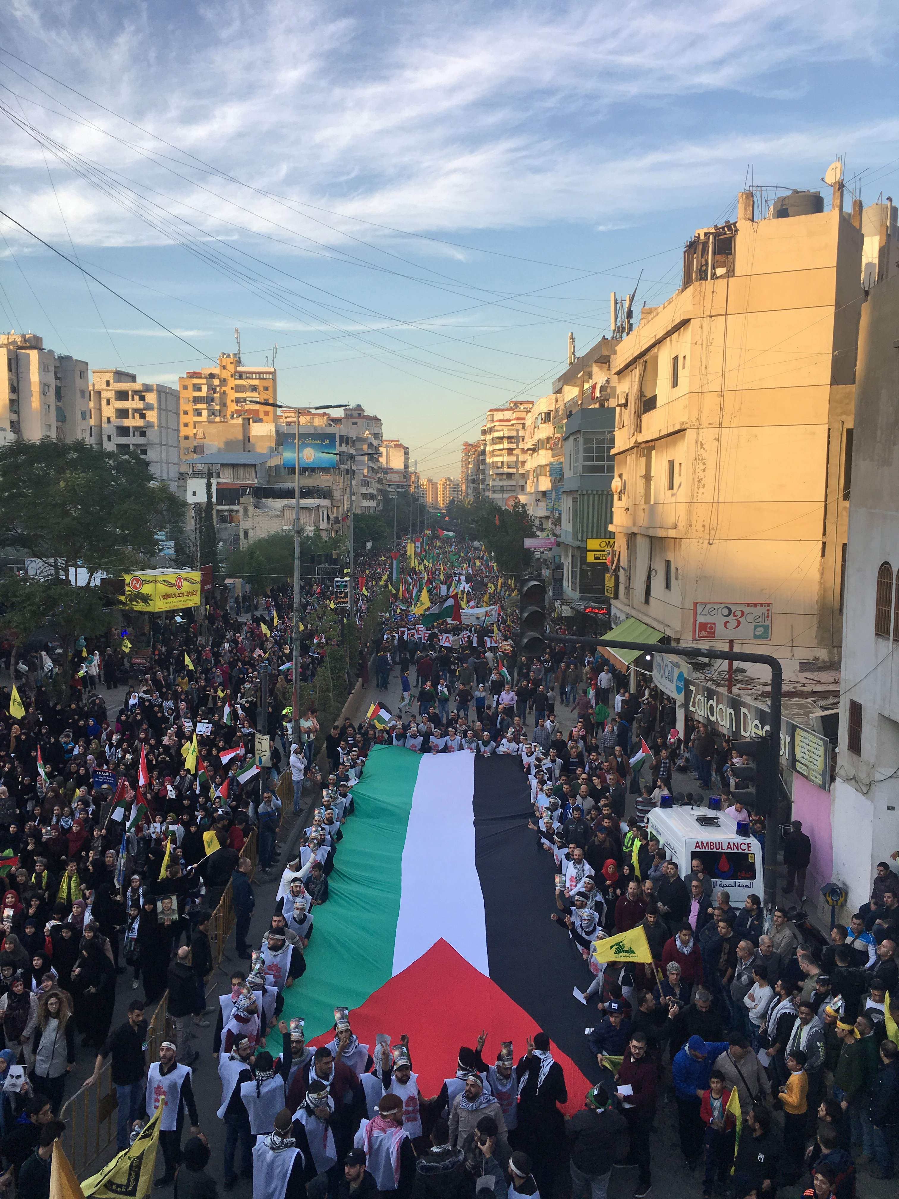 العلم الفلسطينى يرفرف خلال مظاهرات حزب الله