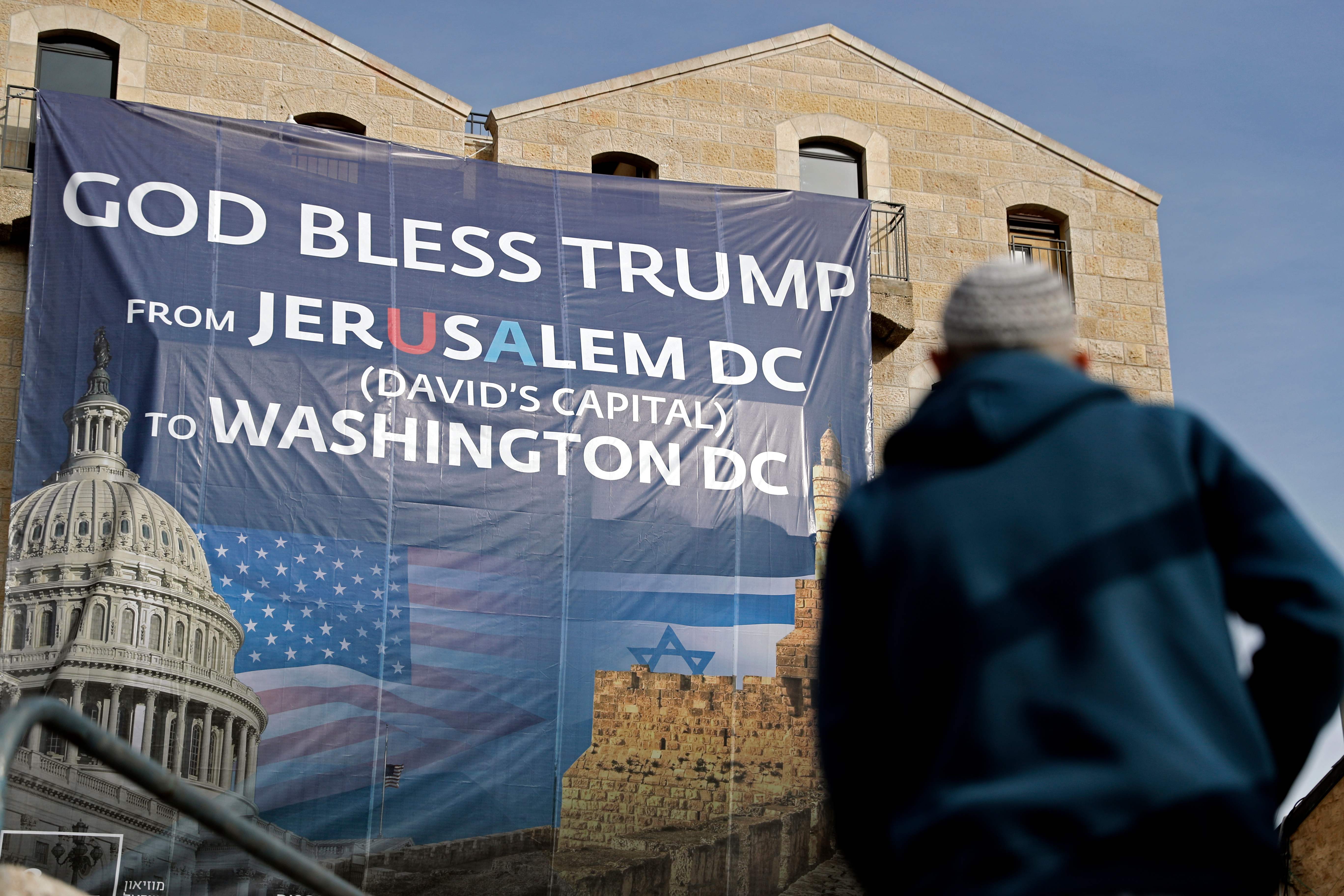 لافتات مؤيدة لقرارات ترامب فى القدس