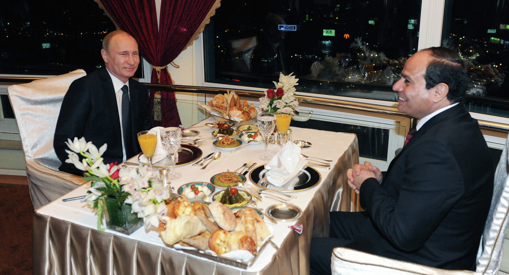 عشاء أقيم على شرف الرئيسس الروسى فى برج القاهرة