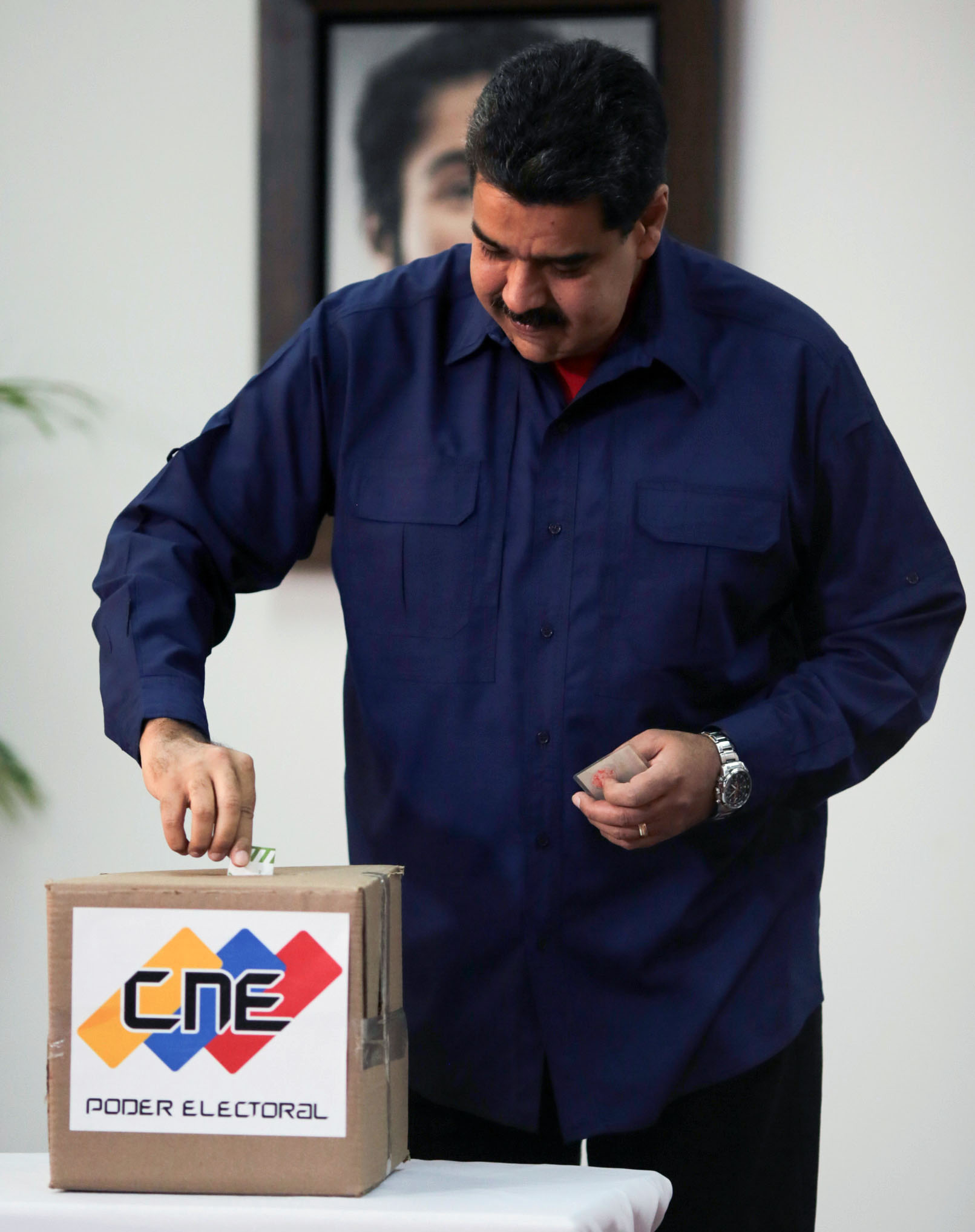 رئيس فنزويلا يدلى بصوته في الانتخابات