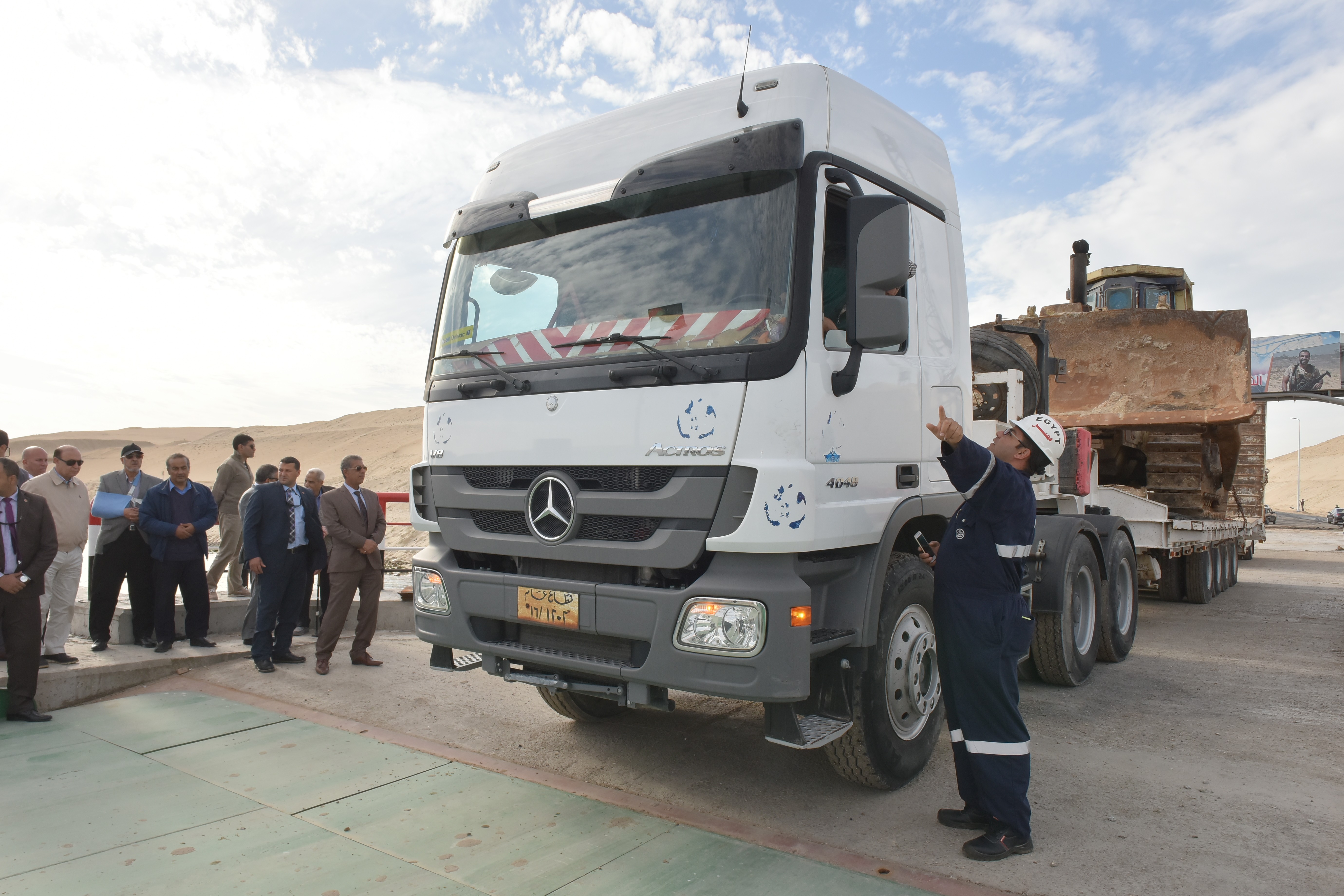 4- سيارة نقل ثقيل تحمل أحد اللوادر الكبيرة  بحمولة كلية 76 طنا