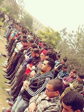 الطلاب يؤدون الصلاة لنصرة القدس