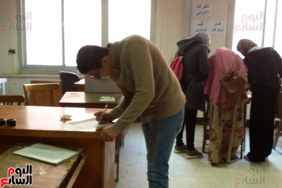 احدى الطلاب أثناء الادلاء بصوته بإنتخاب الطلاب بجامعة المنوفية
