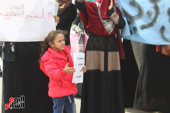 طفلة تشارك بالمظاهرة 