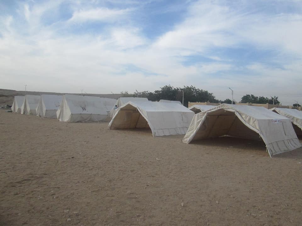 الخيام تنتشر داخل المعسكر بأيادي شباب الكشافة بالطود