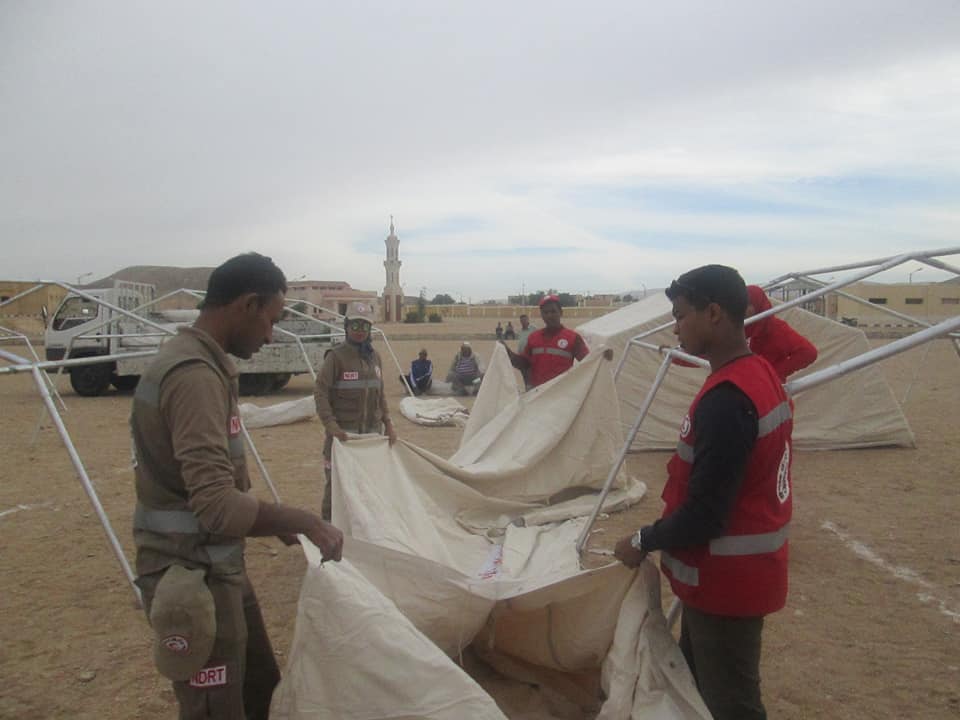شباب الهلال الأحمر والكشافة خلال تركيب وتجهيز الخيام بالمعسكر