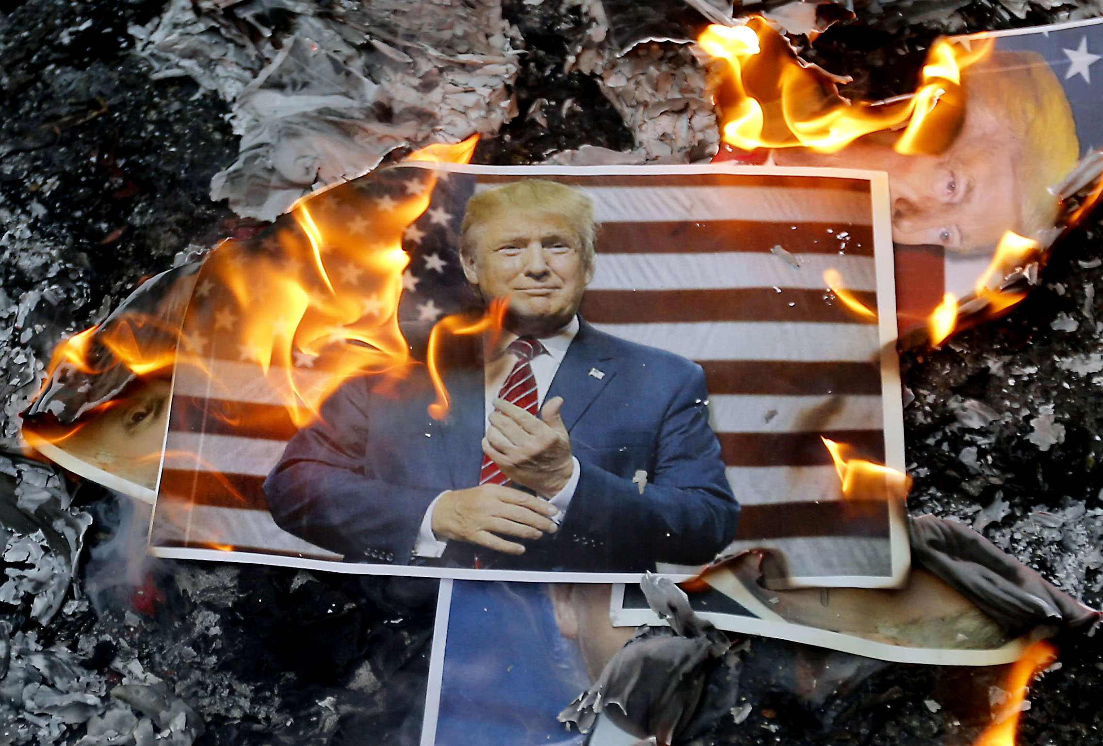حرق صورة الرئيس الأمريكى