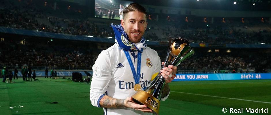 راموس قائد نادى ريال مدريد يحمل كأس العالم للأندية