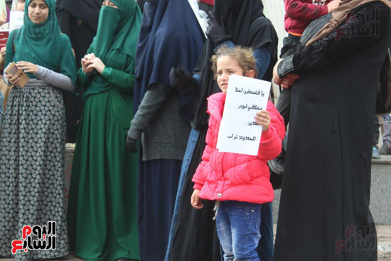 طفلة ترفع شعار يا فلسطين معاكى ليوم الدين
