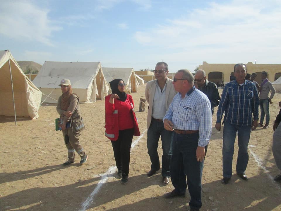 جولة سكرتير محافظة الاقصر داخل المعسكر التجريبي للسيول