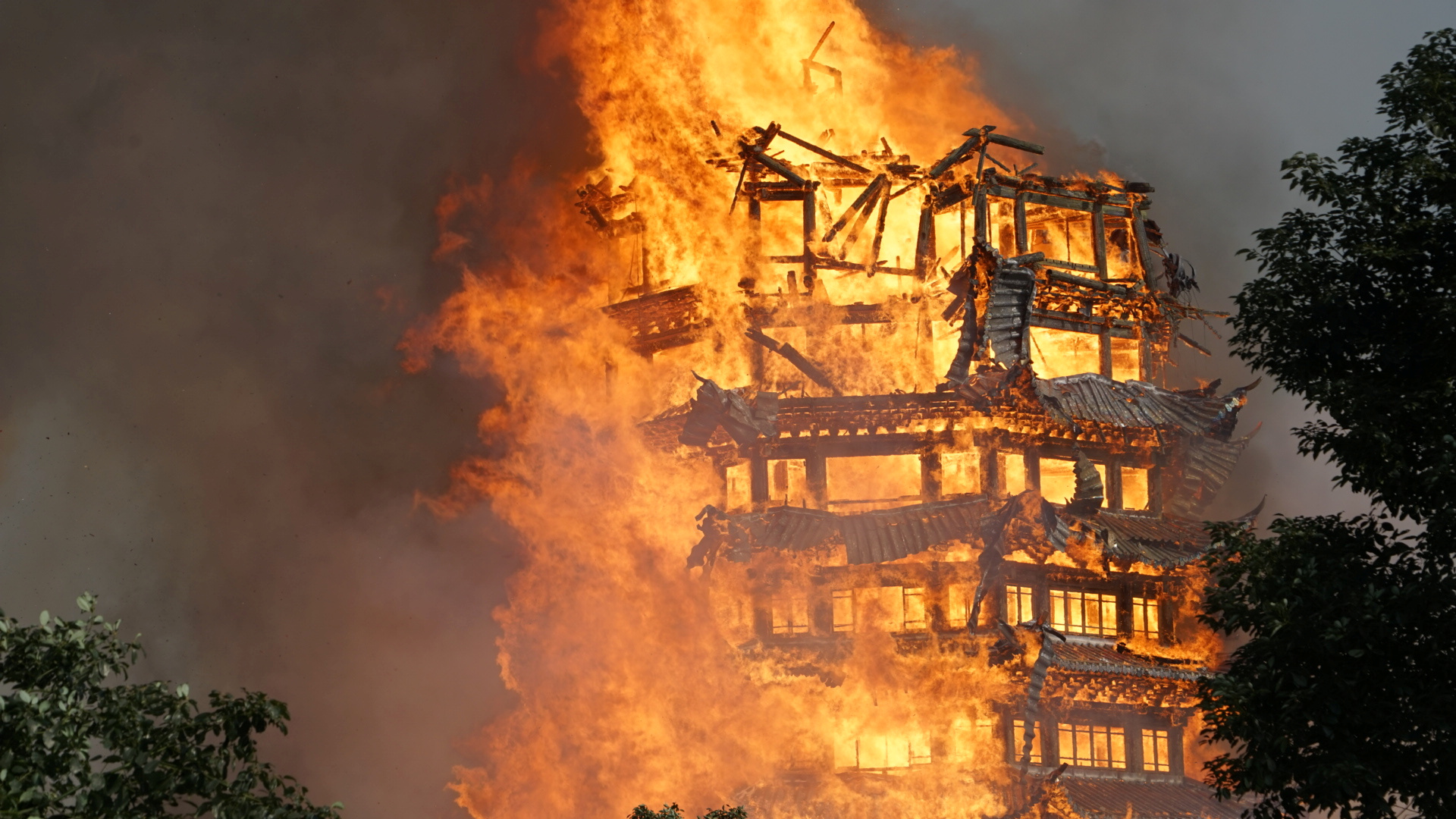 حريق معبد بالصين