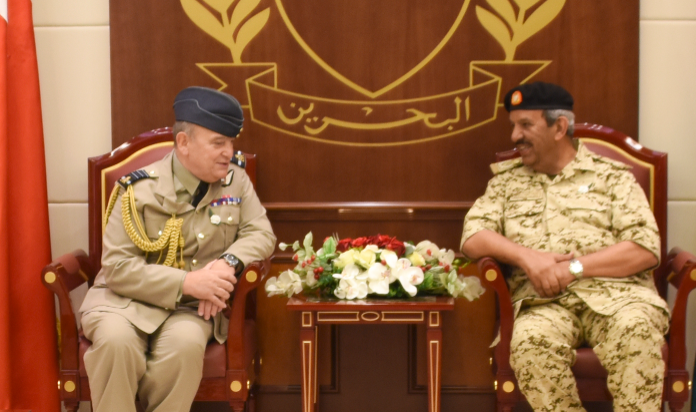 القائد العام لقوة دفاع البحرين يستقبل رئيس هيئة الأركان البريطاني