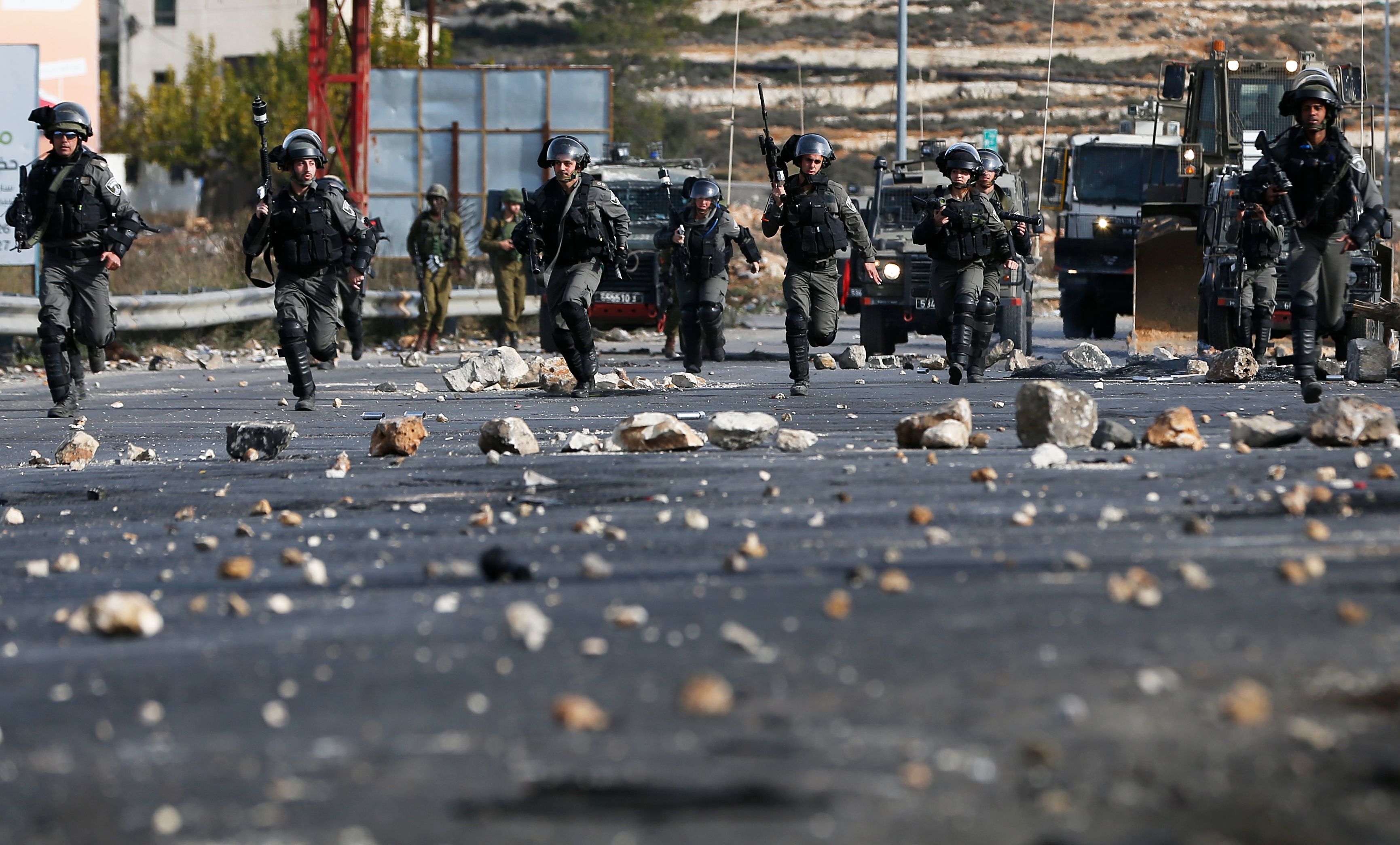 قوات الاحتلال الاسرائيلى يطارد المتظاهرين